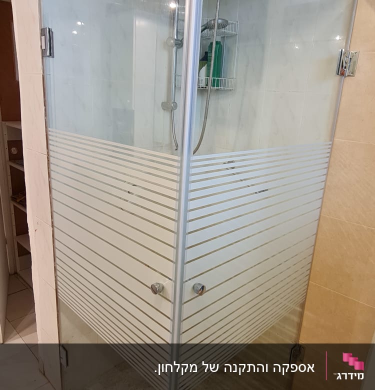 מקלחון זכוכית עם ראש מקלחת ומדף מוצרים